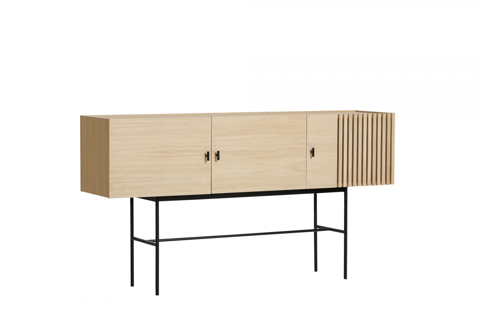 Array Sideboard von Woud: Modernes Holz Sideboard mit drei Türen und schwarzem Metallgestell.